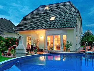 Massivhaus Landhaus 142 von ROTH MASSIVHAUS Schlüsselfertig ab 277900€, Satteldach-Klassiker Außenansicht 3