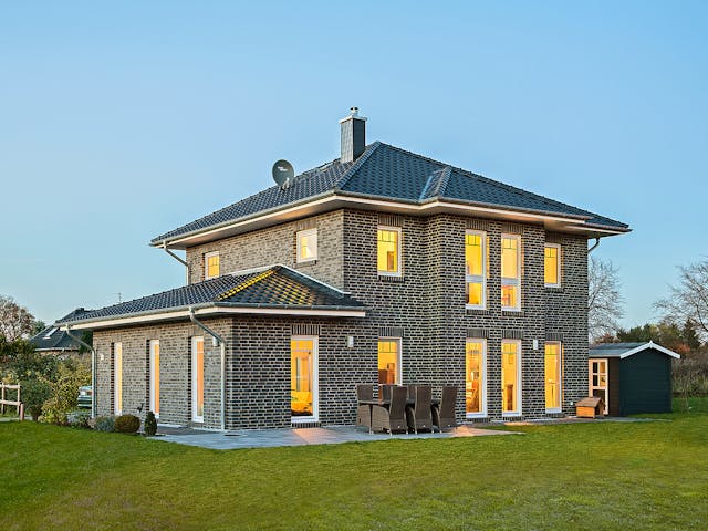 Massivhaus Stadtvilla Lugana von ROTH MASSIVHAUS Schlüsselfertig ab 341500€, Stadtvilla Außenansicht 1