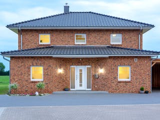 Massivhaus Stadtvilla Lugana von ROTH MASSIVHAUS Schlüsselfertig ab 341500€, Stadtvilla Außenansicht 2