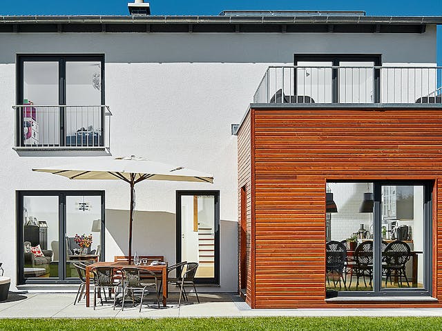 Fertighaus Satteldach Landhaus 151 von LUXHAUS, Satteldach-Klassiker Außenansicht 2