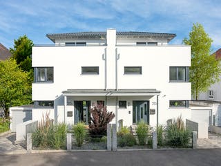 Fertighaus D 30-166.2 - Walmdach Doppelhaus von SchwörerHaus - Österreich Schlüsselfertig ab 516230€, Außenansicht 2