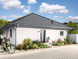 Fertighaus E 10-093.3 - Bungalow mit Pool von SchwörerHaus - Österreich Schlüsselfertig ab 309760€, Bungalow Außenansicht 2