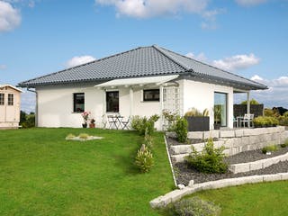 Fertighaus E 10-097.2 - Kompakter Bungalow von SchwörerHaus - Österreich Schlüsselfertig ab 306460€, Bungalow Außenansicht 2