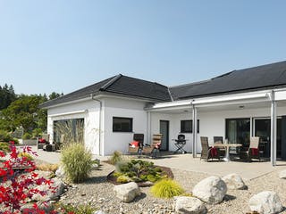 Fertighaus E 10-176.1 - Moderner Bungalow von SchwörerHaus - Österreich Schlüsselfertig ab 605770€, Bungalow Außenansicht 2