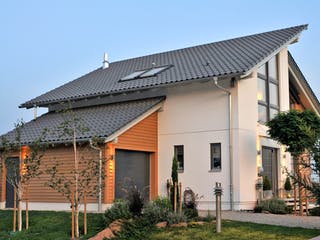 Fertighaus E 15-154.1 - Fertighaus mit Holz von SchwörerHaus Schlüsselfertig ab 455107€, Pultdachhaus Außenansicht 2
