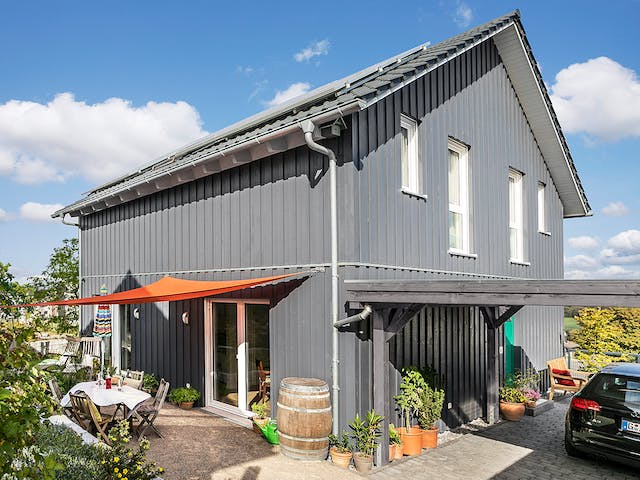 Fertighaus E15-150.5 - Im Bergischen Stil von SchwörerHaus Schlüsselfertig ab 381850€, Satteldach-Klassiker Außenansicht 2