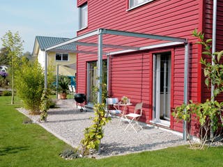 Fertighaus E 20-148.6 - Haus in rot von SchwörerHaus Schlüsselfertig ab 399224€, Satteldach-Klassiker Außenansicht 2