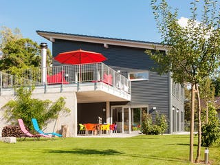 Fertighaus E 20-196.2 - Energiesparhaus von SchwörerHaus - Österreich Schlüsselfertig ab 586190€, Pultdachhaus Außenansicht 2