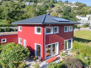 Fertighaus E 20-144.8 - Skandinavisches Holzhaus als Fertighaus von SchwörerHaus - Österreich, Außenansicht 2