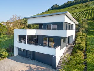 Fertighaus E 20-222.1 - Villa in Hanglage von SchwörerHaus Schlüsselfertig ab 1031805€, Cubushaus Außenansicht 1