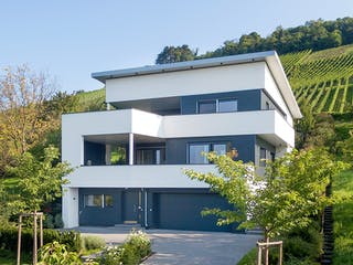 Fertighaus E 20-222.1 - Villa in Hanglage von SchwörerHaus - Österreich Schlüsselfertig ab 925430€, Cubushaus Außenansicht 2