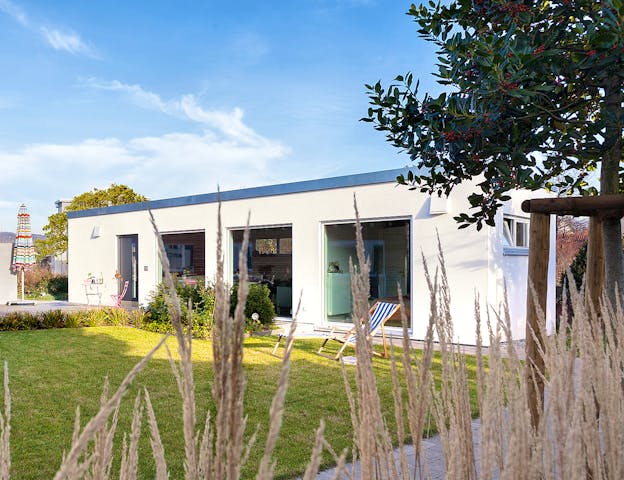 Kleines Modulhaus von SchwörerHaus: Wohnen komplett auf unter 50 qm