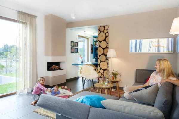 Dienstleister SchwörerHaus Gemütliches Wohnzimmer mit Couch und Kamin