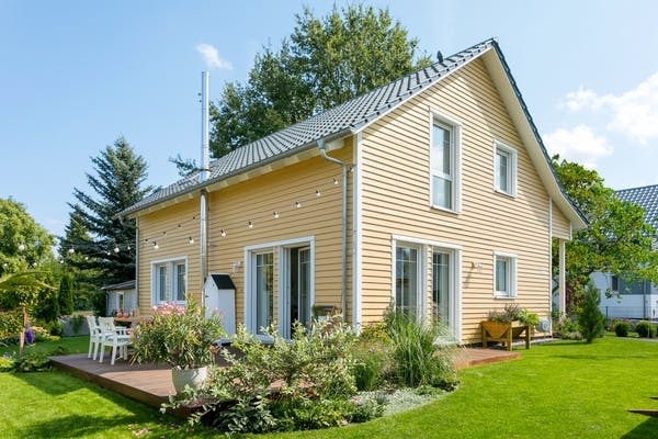 Fertighaus mit Holzfassade von SchwörerHaus