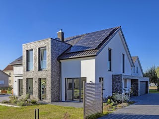 Massivhaus Haus Ginsterweg von Splietker Bau, Satteldach-Klassiker Außenansicht 2