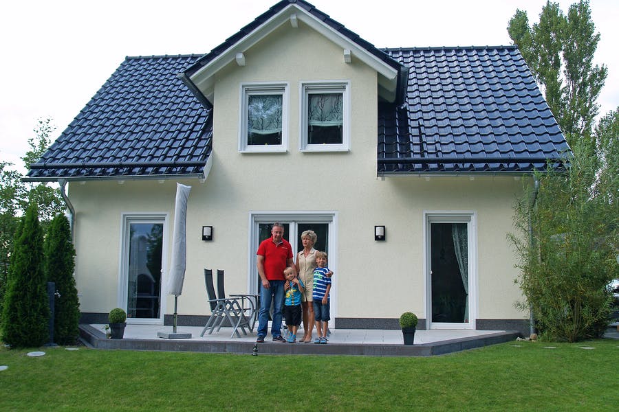 Sehr geehrtes Town & Country Haus – Team,
nachdem wir uns in den vergangenen zehn Wochen in unserem Haus eingerichtet und eingelebt haben, möchten wir die nun wieder reichlicher werdende Zeit gern nutzen, um uns bei Ihnen und all Ihren Mitarbeitern sowie Subunternehmen für die geleistete Arbeit zu bedanken.
Lange haben wir uns im vorigen Jahr Zeit genommen, um verschiedene Angebote über unser Traumhaus miteinander zu vergleichen und uns letztlich für ein Town & Country Haus entschieden. Diese Entscheidung fiel in erster Linie aufgrund des hervorragenden Preis-Leistungs-Verhältnisses, aber nicht zuletzt auch aufgrund Ihrer kompetenten und ausführlichen Beratung und des Vertrauens, welches Ihr Unternehmen in uns geweckt hat.
Es war uns, trotz aller Anstrengungen, die man als Bauherr, besonders mit zwei Kindern, hat, ein großes Vergnügen, mit Ihnen unser Haus zu bauen! Vielen Dank!