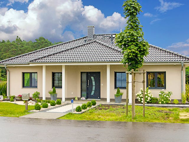 Massivhaus Bungalow W_120 von VARIODOMO Bausysteme Schlüsselfertig ab 313480€, Bungalow Außenansicht 1