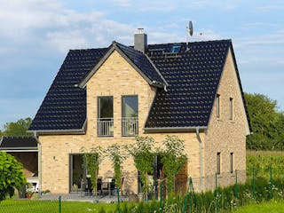 Massivhaus Einfamilienhaus K_116 von VARIODOMO Bausysteme Schlüsselfertig ab 298970€, Satteldach-Klassiker Außenansicht 2