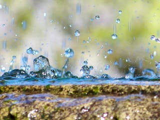 Aufspritzende Regentropfen