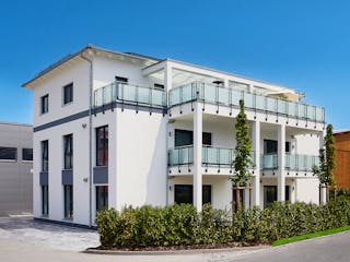 Fertighaus Vielseitiger Gewerbebau mit Mitarbeiter-Wohnungen von Bau-Fritz - Mehrfamilienhäuser, Stadtvilla Außenansicht 1