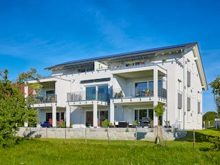 Fertighaus Mehrfamilien-Satteldachhaus mit 8 Wohneinheiten von WeberHaus - Mehrfamilienhäuser, Außenansicht 1