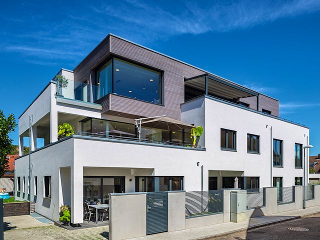 Fertighaus Mehrgenerationenhaus mit 4 Mietwohnungen von WeberHaus - Mehrfamilienhäuser, Cubushaus Außenansicht 1 Fertighaus Mehrgenerationenhaus mit 4 Mietwohnungen von WeberHaus - Mehrfamilienhäuser, Cubushaus Außenansicht 1