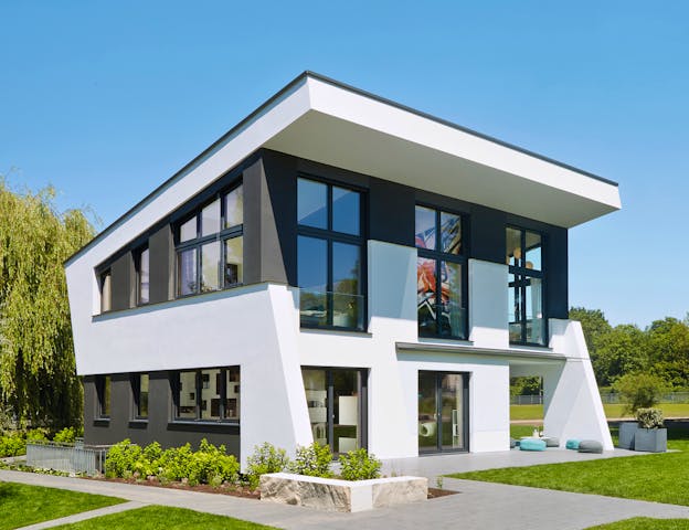 Das ausgefallene Design geht einher mit höchsten Energiestandards: Luxuriöses modernes Fertighaus mit Pultdach von WeberHaus