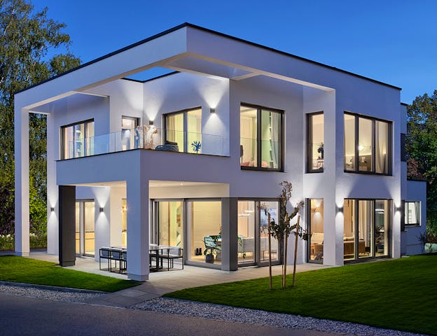 Beispielhaus als exklusives Kubushaus: Luxuriöse Fertighaus-Villa von von WeberHaus