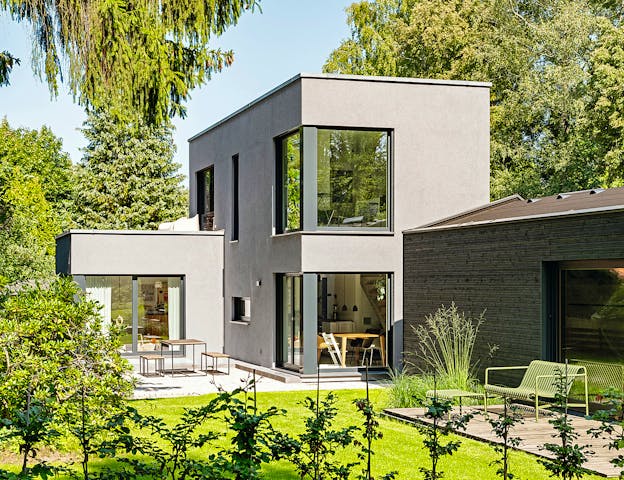 Individuelle geplantes Tiny House mit zwei Geschossen in Fertigbauweise von WeberHaus