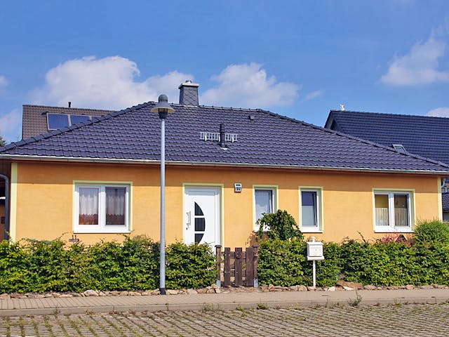 Massivhaus Bunganlow 252 von WEIOTT-Massiv-Haus, Bungalow Außenansicht 1