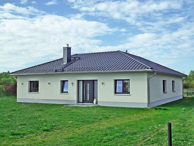 Massivhaus Bunganlow 348 von WEIOTT-Massiv-Haus, Bungalow Außenansicht 1