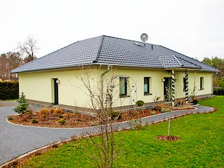 Massivhaus Bunganlow 371 von WEIOTT-Massiv-Haus, Bungalow Außenansicht 1