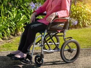 Rollstuhlfahrer im Garten