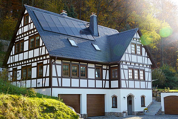 Dienstleister Wolkensteiner Fachwerkhaus mit Garage von Wolkensteiner Fachwerk