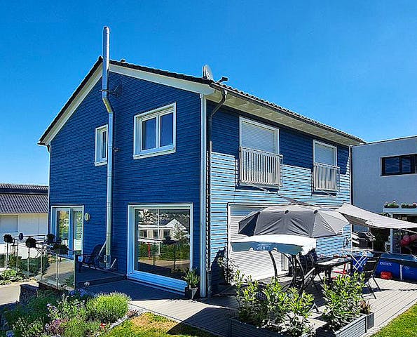 Fertighaus mit kleinem Grundstück und niedrigen Grundstücksksoten