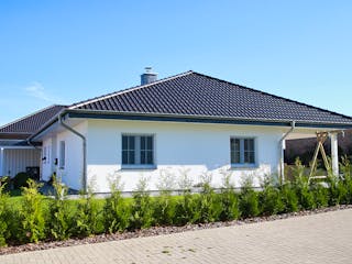 Fertighaus Bungalow Klassisch von Zimmerer-Profibau Schlüsselfertig ab 350000€, Bungalow Außenansicht 2