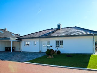 Fertighaus Bungalow Klassisch von Zimmerer-Profibau Schlüsselfertig ab 350000€, Bungalow Außenansicht 3