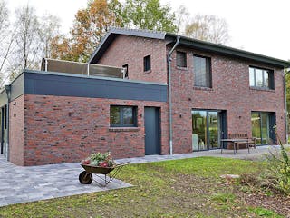 Fertighaus Massivholzhaus Stadthaus Modern von Zimmerer-Profibau Schlüsselfertig ab 1000000€, Außenansicht 2