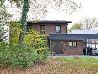 Fertighaus Massivholzhaus Stadthaus Modern von Zimmerer-Profibau Schlüsselfertig ab 1000000€, Außenansicht 4