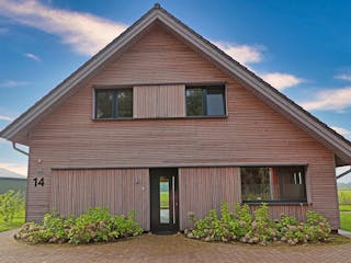 Fertighaus Thoma Landhaus Modern von Zimmerer-Profibau Schlüsselfertig ab 750000€, Satteldach-Klassiker Außenansicht 4