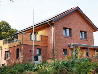 Fertighaus Stadthaus Klassisch von Zimmerer-Profibau Schlüsselfertig ab 510000€, Satteldach-Klassiker Außenansicht 4