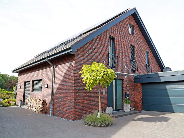 Fertighaus Thoma Stadthaus Modern von Zimmerer-Profibau Schlüsselfertig ab 650000€, Satteldach-Klassiker Außenansicht 1